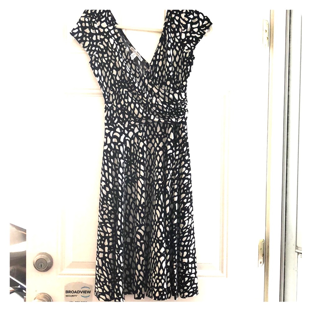 Beautiful size 6 Maggy London black & white dress